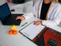 Nutricionista revisa plan semanal. Averigua cuanto cobra un nutricionista para tu dieta personalizada.