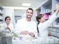 Farmacéuticos sonríen en Barcelona, preparándose para sus grados medios.
