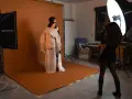 Sesión de fotos de moda. La gestión y comunicación de moda se reflejan en la cuidada iluminación y la pose de los modelos.