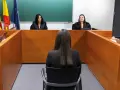 Estudiantes practican un juicio simulado, preparándose para su futuro grado en derecho internacional.