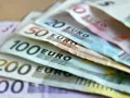 Billetes de euros de diferentes denominaciones. ¿Cuánto cobra un publicista en España? La respuesta está en la inversión.