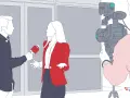 Periodista entrevista a una mujer frente a una cámara. Un paso clave en la comunicación social carrera.