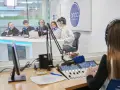 Estudiantes en un estudio de radio, practicando comunicación digital.