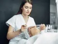 Esteticista aplica tratamiento facial. ¿Cuánto gana una esteticista en España? Descubre el potencial de esta profesión.