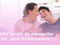 Mujer y joven ríen, promocionando cursos gratuitos de educación social para trabajadores.