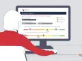 Persona revisa en pantalla datos sobre inserción laboral de grados universitarios, comparando ADE, Derecho y Economía.