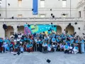 Graduados celebran lanzando birretes al aire en un evento de fp online Mallorca.