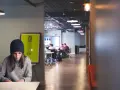 Jóvenes colaboran en la formación de centros de trabajo, un espacio moderno con luz tenue y ambiente de estudio.
