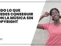Joven disfrutando de música sin copyright con auriculares. Descubre todo lo que puedes lograr con audio sin copyright.