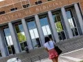Fachada de la Facultad de Medicina, con estudiantes subiendo escaleras. Un futuro médico se dirige a una de las universidades privadas de medicina.