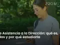 Joven con auriculares mira su móvil, con texto sobre FP de Asistencia a la Dirección online.