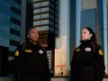 Dos vigilantes de seguridad posan frente a rascacielos. ¡Prepárate para tu curso vigilante de seguridad Asturias!
