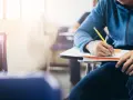 Estudiante concentrado en un examen, quizás preparándose para una de las carreras más difíciles de España.