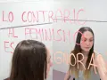 Joven reflexiona ante el espejo, escribiendo "Lo contrario al feminismo es ignorancia". Un mensaje para quienes estudian técnico superior en promoción de igualdad de género online.
