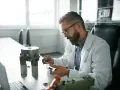 Ingeniero biomédico trabajando en un laboratorio, investigando cuánto cobra un ingeniero biomédico.