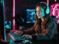 Mujer con auriculares jugando en un PC con luces de neón. Se pregunta cuanto cobra un programador de videojuegos.