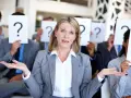 Mujer confundida con signos de interrogación detrás, ¿qué tipos de abogados elegir?
