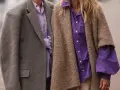 Dos personas con abrigos y camisas moradas. Un ejemplo de que es la fast fashion: ropa barata y de moda rápida.