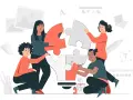 Equipo colaborando en un proyecto creativo, como si estuvieran cursando grados superiores en Huelva.