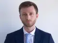 Hombre con traje azul y corbata de puntos. ¿Cuánto cobra un abogado laboralista?