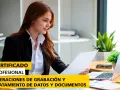 Profesional certificada revisa documentos, enfocada en la grabación de datos y tratamiento de información.