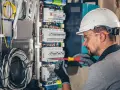 Electricista trabajando en un cuadro eléctrico. El salario de un electricista en España varía según experiencia y ubicación.