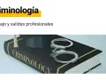 Un libro de criminología con esposas y birrete de graduación. Explora qué es criminología y sus salidas profesionales.