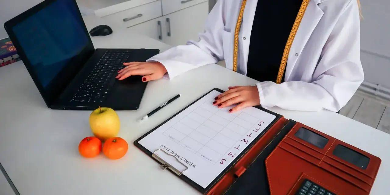 Nutricionista revisa plan semanal. Averigua cuanto cobra un nutricionista para tu dieta personalizada.