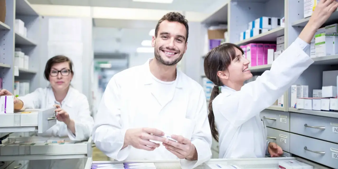 Farmacéuticos sonríen en Barcelona, preparándose para sus grados medios.