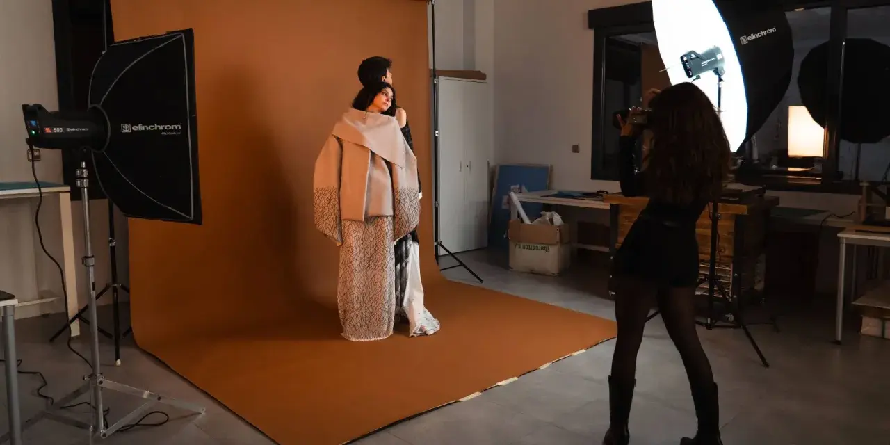 Sesión de fotos de moda. La gestión y comunicación de moda se reflejan en la cuidada iluminación y la pose de los modelos.