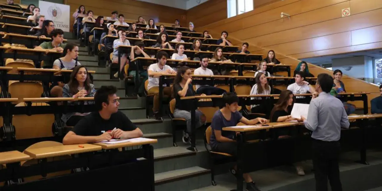 Estudiantes en un aula universitaria, atentos a una clase sobre relaciones internacionales.