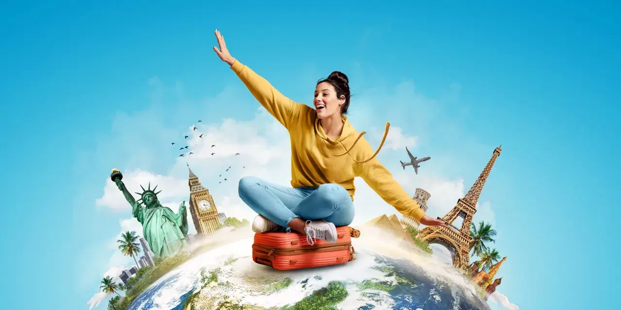 Joven en maleta, rodeada de monumentos icónicos, lista para su grado superior de turismo. ¡El mundo a sus pies!