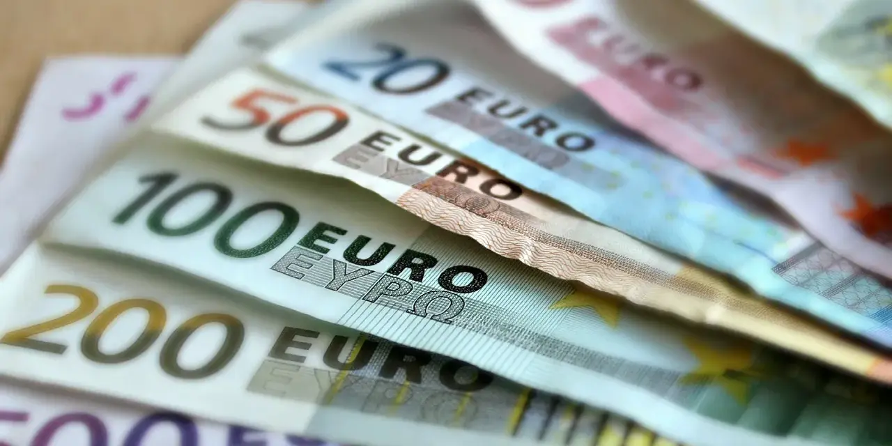 Billetes de euros de diferentes denominaciones. ¿Cuánto cobra un publicista en España? La respuesta está en la inversión.
