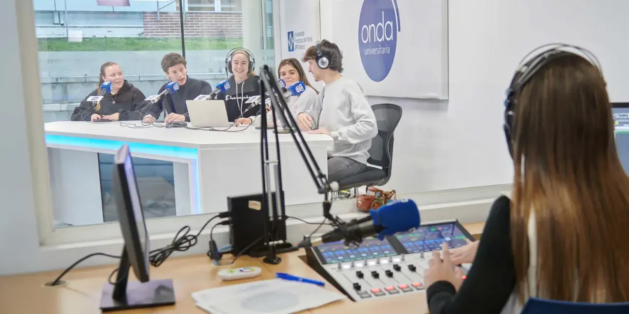 Estudiantes en un estudio de radio, practicando comunicación digital.