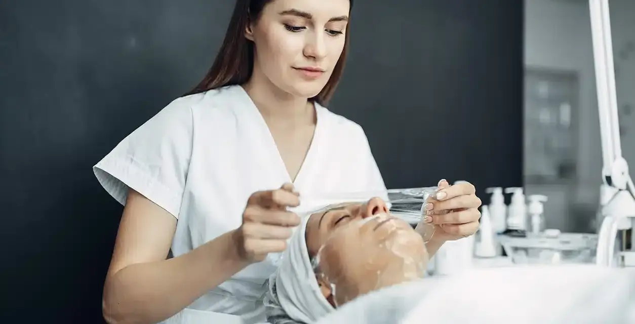 Esteticista aplica tratamiento facial. ¿Cuánto gana una esteticista en España? Descubre el potencial de esta profesión.