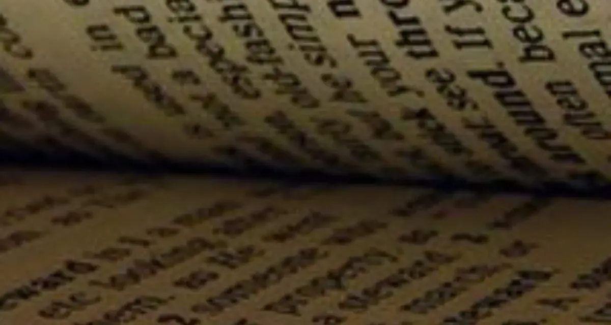 Páginas de un libro abierto, con texto en inglés. Se lee "old", "bad", "fashion", "throat", "around", "because", "often", "exp".