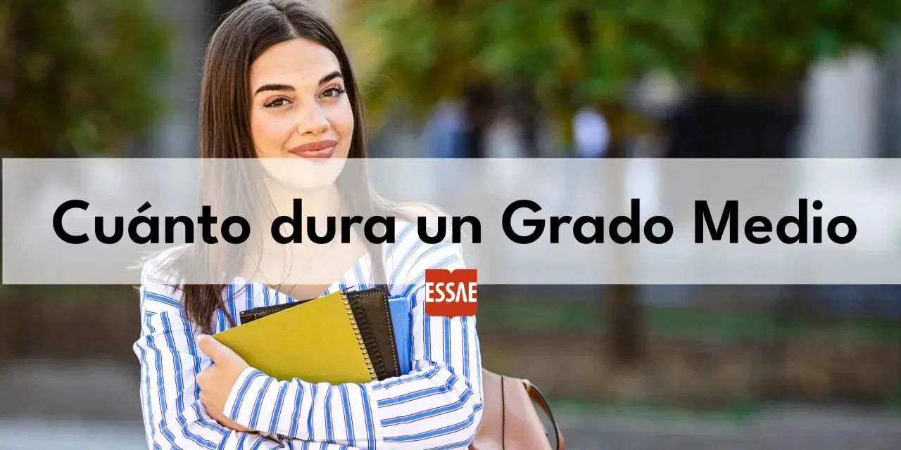 Joven sonriente con libros, preguntándose cuántas horas tiene un grado medio.