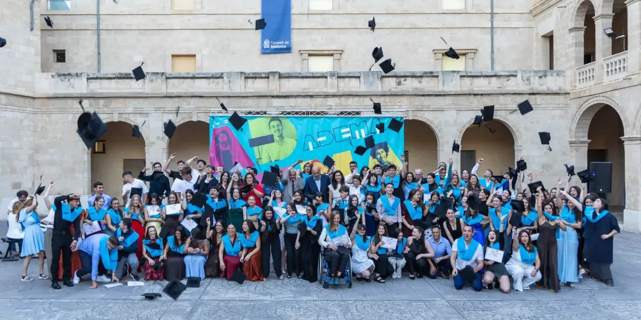 Graduados celebran lanzando birretes al aire en un evento de fp online Mallorca.