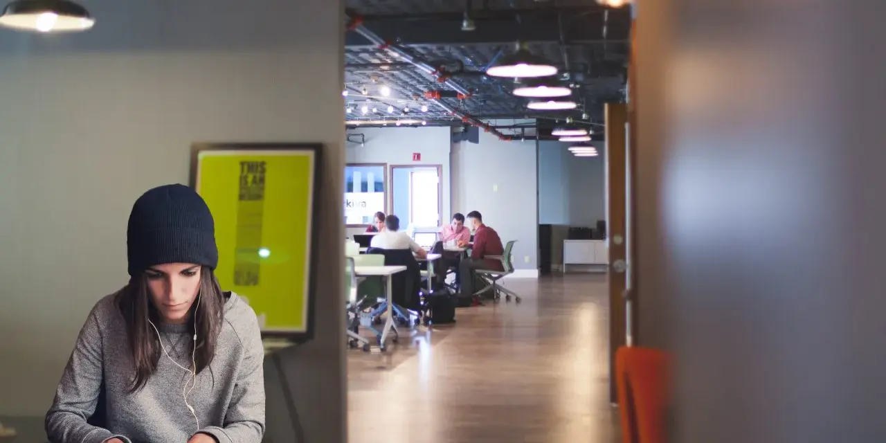 Jóvenes colaboran en la formación de centros de trabajo, un espacio moderno con luz tenue y ambiente de estudio.