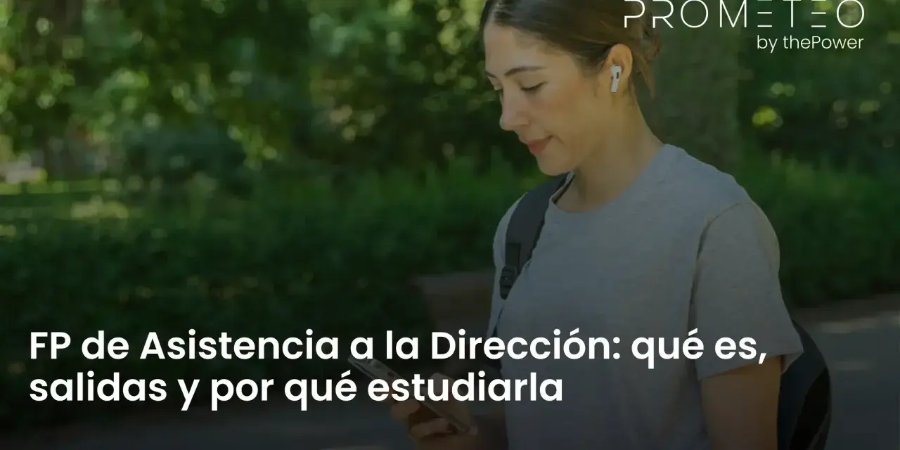 Joven con auriculares mira su móvil, con texto sobre FP de Asistencia a la Dirección online.