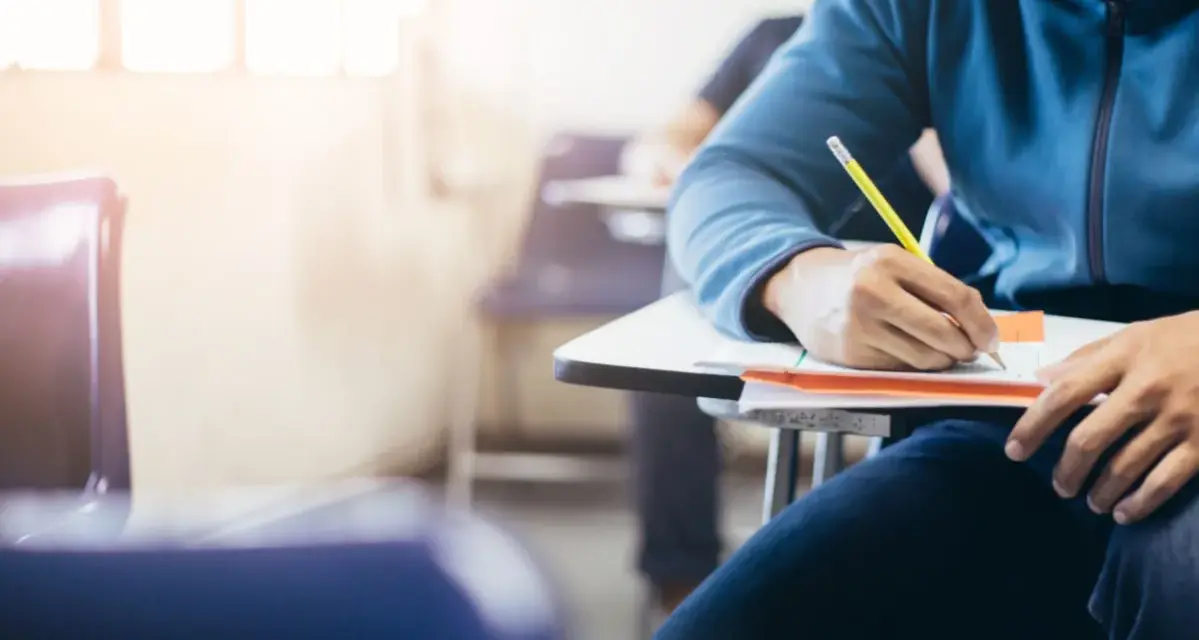 Estudiante concentrado en un examen, quizás preparándose para una de las carreras más difíciles de España.