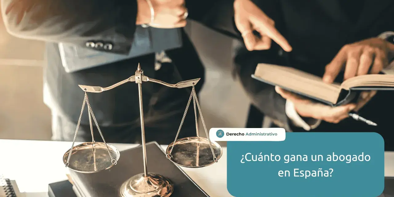 Balanza de la justicia y abogados discutiendo un caso. La imagen pregunta: ¿Cuánto gana un abogado en España?