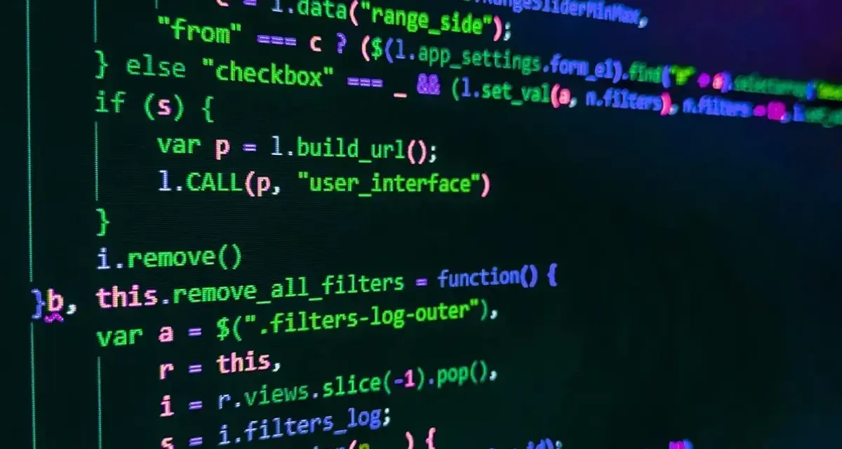 Código fuente en pantalla, con texto verde y azul sobre fondo negro. Se ve una función para eliminar filtros, parte de un proyecto daw online.