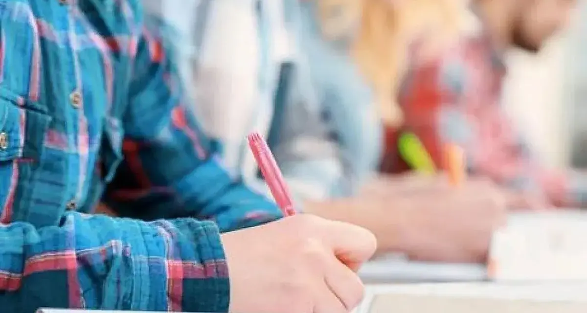 Estudiantes concentrados escribiendo en sus cuadernos. Un ambiente ideal de cafyd donde estudiar y aprender.
