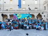 Graduados celebran lanzando birretes al aire en un evento de fp online Mallorca.
