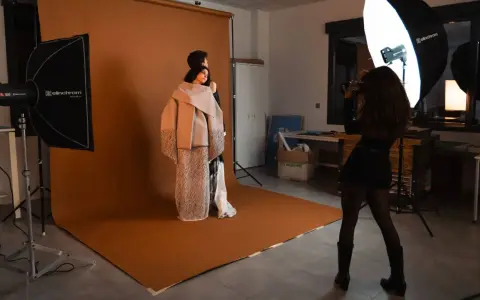 Sesión de fotos de moda. La gestión y comunicación de moda se reflejan en la cuidada iluminación y la pose de los modelos.