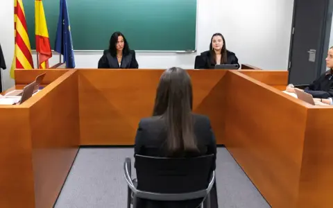 Estudiantes practican un juicio simulado, preparándose para su futuro grado en derecho internacional.
