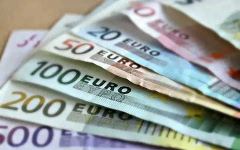 Billetes de euros de diferentes denominaciones. ¿Cuánto cobra un publicista en España? La respuesta está en la inversión.