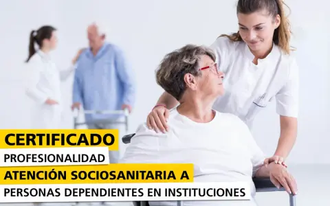 Profesionalidad en la atención sociosanitaria en instituciones. Enfermera apoya a paciente en silla de ruedas.