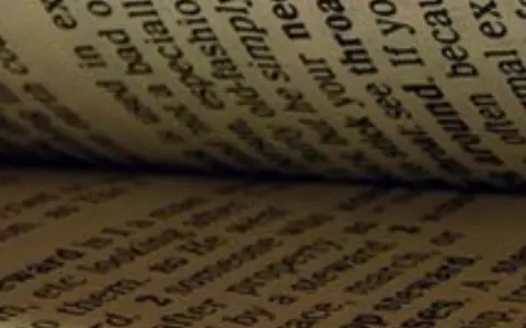 Páginas de un libro abierto, con texto en inglés. Se lee "old", "bad", "fashion", "throat", "around", "because", "often", "exp".